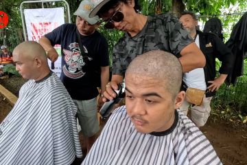 Peringatan hari kanker sedunia, relawan Bogor aksi cukur botak bersama