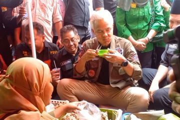 Momen Ganjar santap pempek di Pasar 16 Ilir