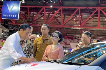 Sambut kehadiran VinFast di tanah air, Jokowi berikan tanda tangan