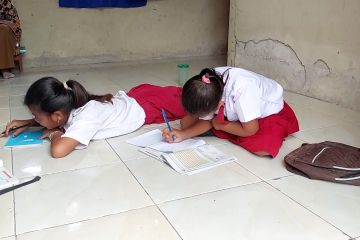 Sekolah disegel, 92 siswa SD di Mentawai belajar di lantai