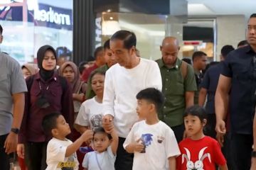 Habiskan akhir pekan, Jokowi ajak cucu main di pusat perbelanjaan