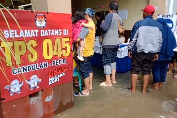 Terendam banjir, sejumlah TPS di Kota Tangerang dipindahkan