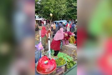 Tolak relokasi, pedagang di Ternate lempari petugas