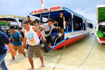 Warga Lombok Utara seberangi laut menuju TPS di Gili Trawangan