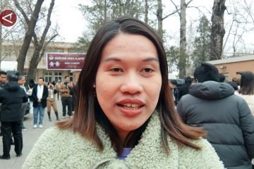 WNI yang jadi pemilih tambahan antre mengular di TPS Beijing