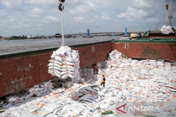 Sebanyak 42 ribu ton beras impor tiba di Palembang