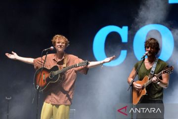 Grup musik asal Norwegia Kings of Convenience hibur pengunjung Joyland Festival Bali 2024