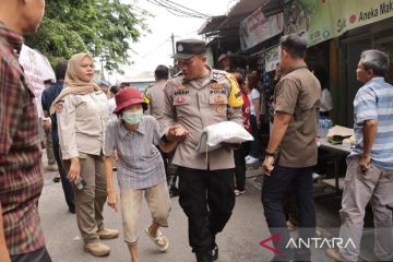 Polisi bagikan 350 kantong beras bagi warga di Taman Sari