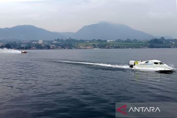 Pembalap F1 powerboat jajal lintasan dalam sesi "free practice"