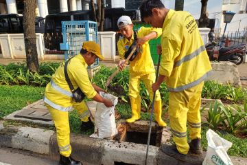 Bina Marga DKI bersihkan tali dan mulut air antisipasi genangan