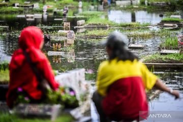Ziarah jelang Ramadhan di pemakaman yang terendam banjir di Jakarta