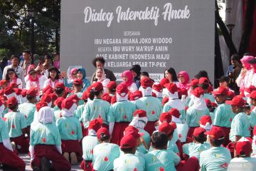 Iriana Jokowi-jajaran istri menteri "Dialog Interaktif Anak" di Bogor