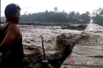 Getaran banjir lahar dingin Gunung Semeru tercatat 3 jam lebih