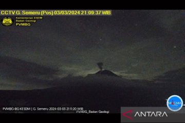 Gunung Semeru erupsi semburkan abu vulkanik setinggi 800 meter