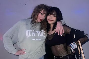Lisa BLACKPINK berfoto bersama Taylor Swift di Eras Tour Singapura