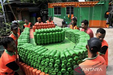 Petugas UPS Badan Air sulap 1.000 botol plastik bekas jadi perahu