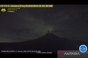 Gunung Semeru erupsi dengan ketinggian material vulkanik 800 meter