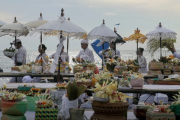 Upacara Melasti di Pantai Loang Baloq Mataram