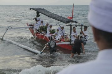 Upacara Melasti di Pantai Loang Baloq Mataram