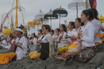 Upacara Melasti di Pantai Loang Baloq Mataram