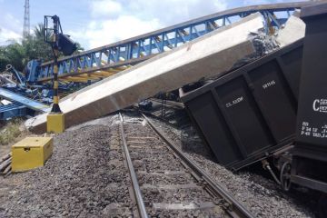 KAI evakuasi kereta tertimpa besi proyek jalan layang di Muara Enim
