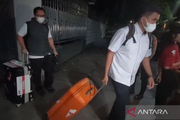 Penyidik KPK tinggalkan kediaman Hanan Supangkat usai penggeledahan