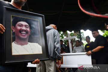 Pemakaman jenazah komedian Polo Srimulat di Madiun