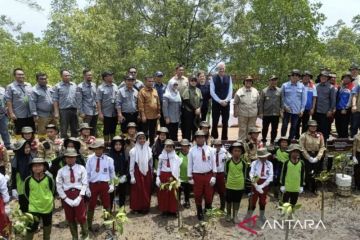 Menteri LHK pimpin tanam pohon mangrove serentak dari Bengkalis