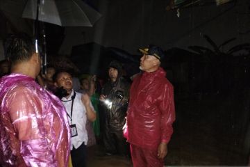 Gubernur Sumbar tinjau lokasi banjir di Padang