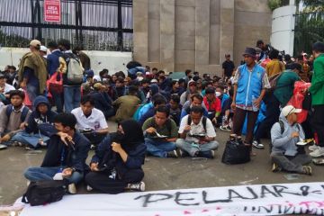 Ribuan pelajar dan mahasiswa kembali gelar aksi di depan gedung DPR RI