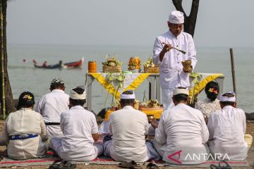Umat Hindu gelar upacara Melasti di Pantai Marina Semarang
