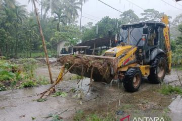 Semen Padang salurkan air bersih bagi korban banjir
