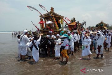 Umat Hindu Bali gelar Upacara Melasti menyambut Hari Raya Nyepi
