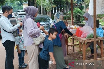 Pedagang bunga musiman di TPU Menteng Pulo dapat berkah Ramadhan