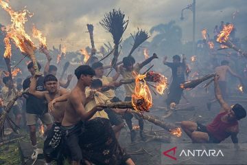 Tradisi perang api jelang Hari Raya Nyepi bersihkan diri dari unsur jahat