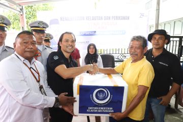 Menteri Trenggono Kirim Produk Perikanan Bantu Korban Bencana Alam di Sumbar