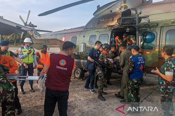 Tim SAR gabungan evakuasi korban kecelakaan pesawat Smart Aviation