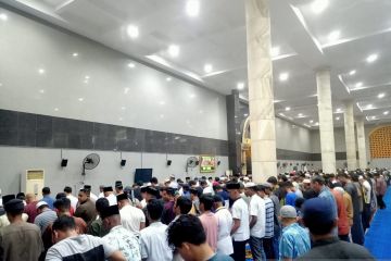 Muslim di Ambon penuhi Masjid Raya Al Fatah pada tarawih pertama