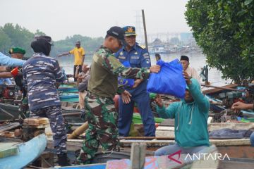 Kopaska bagikan sembako, benih ikan dan bibit mangrove kepada warga