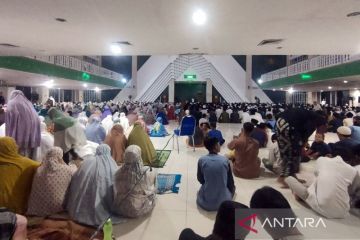 Jamaah padati Masjid KH Hasyim Asy'ari pada hari pertama Tarawih