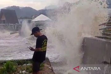 Gelombang tinggi rusak sejumlah rumah di pesisir Sukabumi
