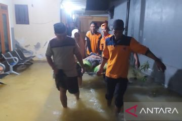 Tim gabungan evakuasi korban banjir di Pamekasan