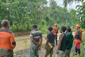 Tim SAR cari petani di Alor NTT yang terseret banjir sungai