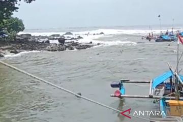 Puluhan perahu nelayan Cianjur rusak akibat gelombang tinggi