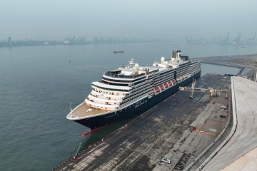 Kapal pesiar internasional berpenumpang ribuan wisatawan tiba di China