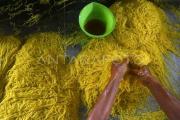 Produksi mie glosor di bulan Ramadhan