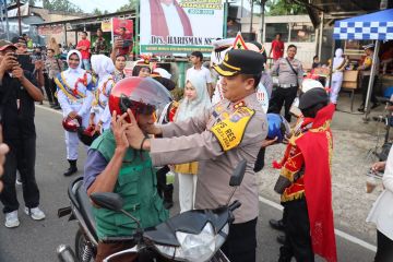 Polres Pasaman Barat bagikan helm gratis ke pengendara sepeda motor