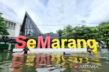 Arus kendaraan di Kaligawe Semarang dialihkan akibat banjir