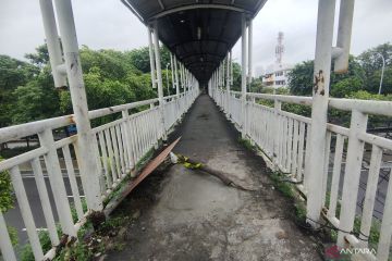 Jembatan penyeberangan yang berlubang di Kyai Tapa sudah diperbaiki