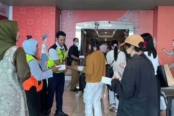 Bandara SMB II Palembang bagikan takjil gratis ke penumpang